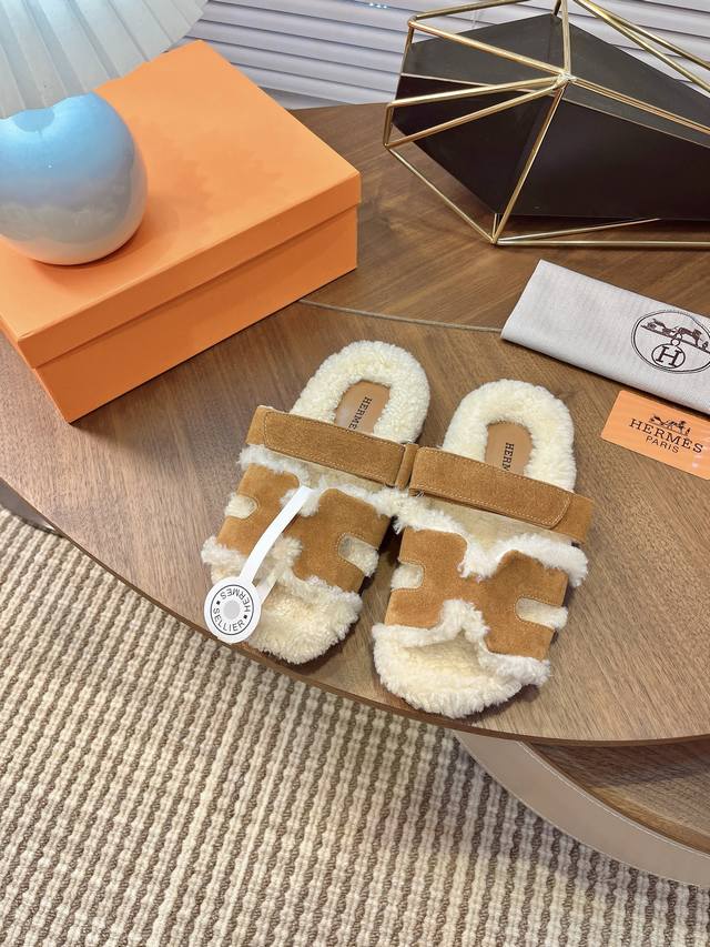 Hermes 爱马仕经典爆款二舅羊毛拖火爆来袭。秋冬穿搭必备单品 居家、出街百搭时尚超洋气 配色极其丰富多彩！行走的托斯卡纳风！Tpr防滑大底超轻盈 上脚超舒适