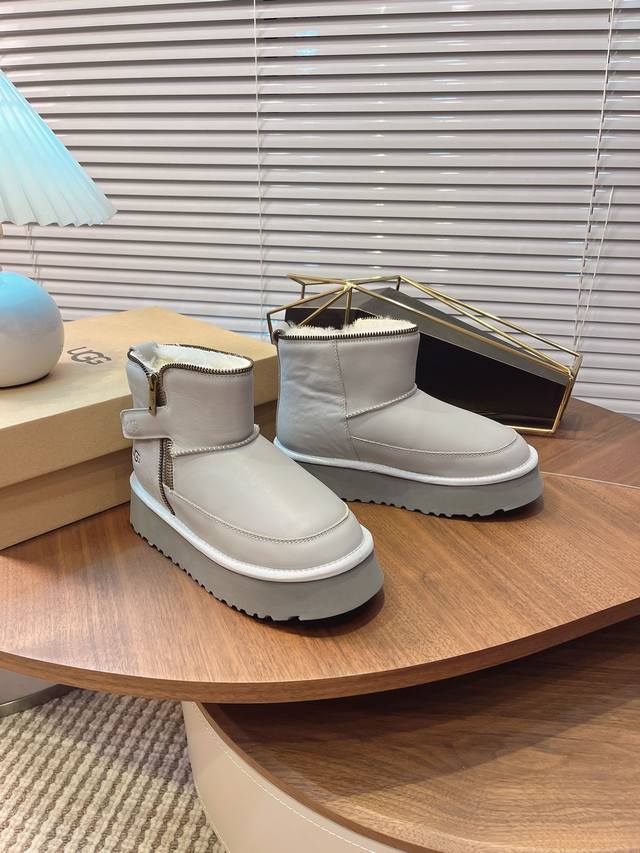 摩托款厚底 Ugg雪地靴 毛毛鞋 原版开模深凹槽高弹鞋底，原版版型，25S主推机车靴，百搭风格，配金属拉链更时尚 颜色 ： 黑色，火山灰 码数：35～40