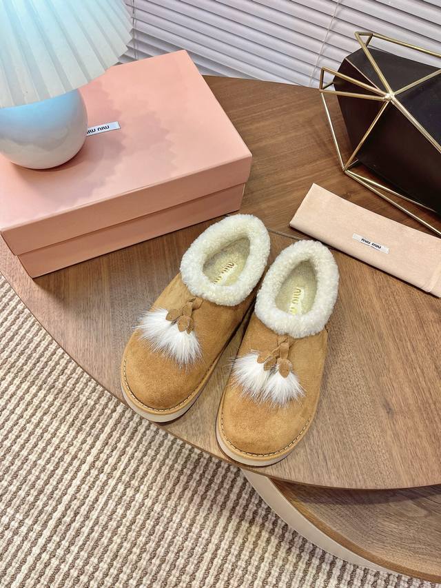 Miumiu 缪缪2025Ss秋冬走秀款F027 流苏毛毛鞋一脚蹬 短靴 浅口鞋雪地靴 经常出现在各大时装杂志封面 各路明星、小红书博主都有钟爱，搭配毛毛吊坠更