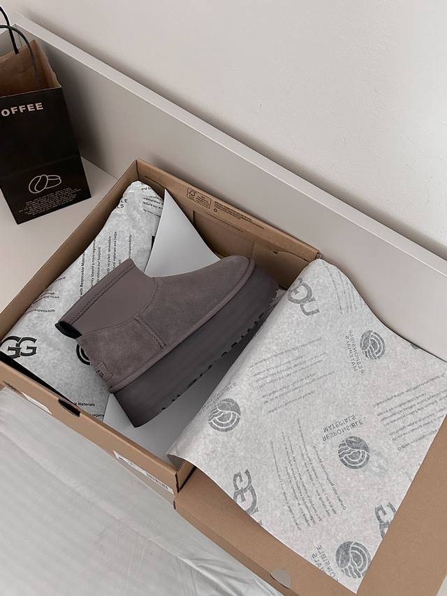 G . 1168170 经典Mini迪普靴 24新款女士休闲舒适经典迪普靴！防滑耐磨的Treadlite By Ugg.轻翼大底，将带来新奇别致的温暖和舒适体验