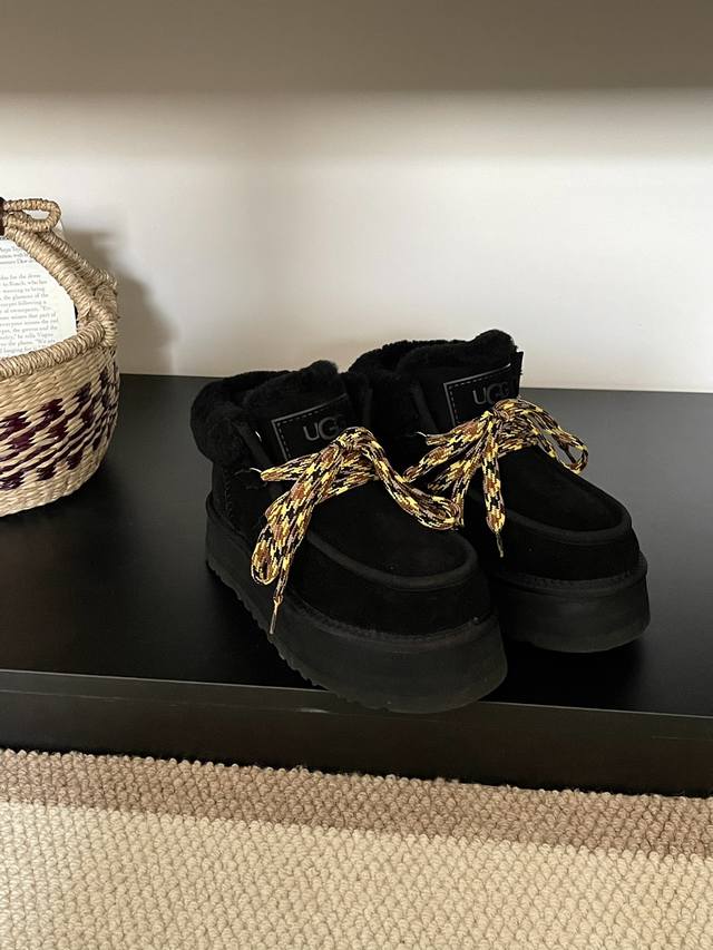 芙拉卡么小暖炉 温暖时髦，冬天的正确打开方式！ 芙卡拉系带便鞋 翻毛皮鞋面 波纹羊毛里衬 3.81厘米高厚鞋底 飞简直是冬天的“小暖炉” : -