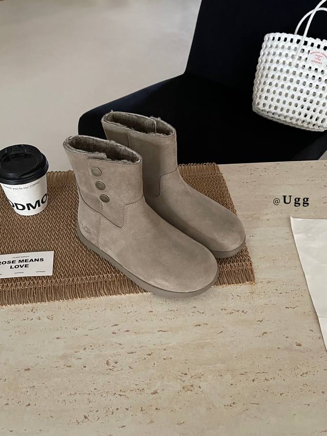 Ugg 3扣韩系小靴 冬天染韩里韩气的雪地靴 这双！冬天！焊在！脚上！ 真的炒百搭！配上堆堆袜氛围感 拉满！ Size:35-40