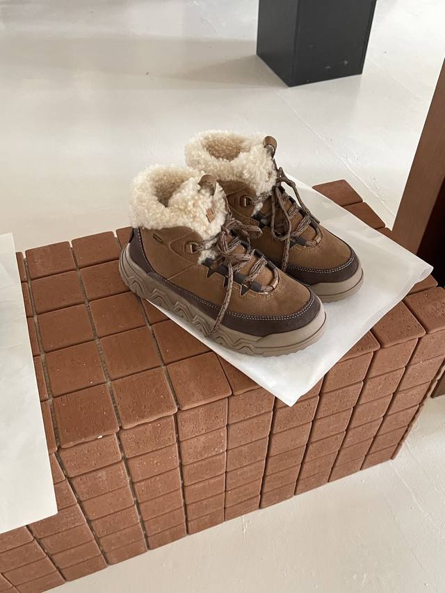 Ugg I Territorial Cozy 情侣系带靴 户外鞋底与雪地靴的碰撞 Ugg 特雷户外鞋 一防水胶膜结构水 防水翻毛皮 让你在雨雪天气中畅通无阻 款