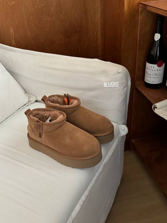 Ugg#迷你厚底 侧拉链低筒靴 侧拉链搭配手工车线 质感金属拉链方便穿脱～ Size：35-40