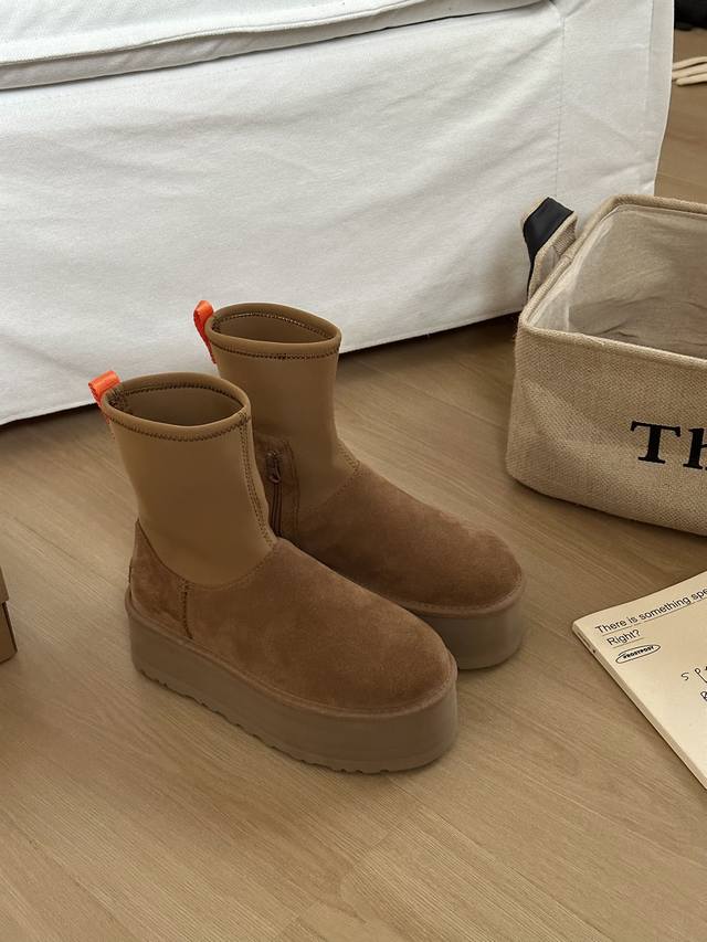 Ugg迪普靴～ 鞋面牛皮革+羊毛内里 专柜1.5厚度弹力布，拉链设计方便穿脱 5Cmeva鞋底轻质缓震～ Size：35-40