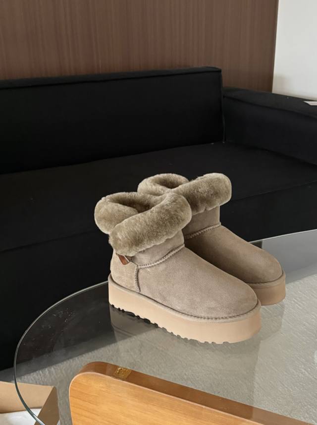 厚底 休闲牛角扣皮毛一体短靴～ 采用高品质A级隆丰皮毛一体 鞋口外翻毛口设计牛角扣搭配 Size：35-40