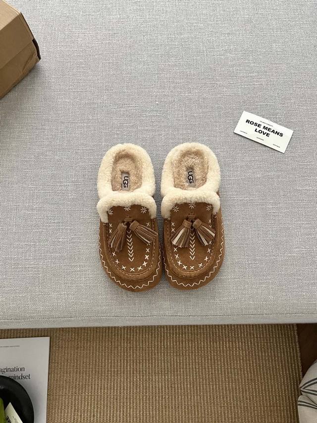 复古流苏彩绣半拖 羊反绒鞋面柔软细腻丨随风摇曳的流苏装饰 每一步都灵动生姿~ 复古流苏半拖 复古氛围感直接拉满 而且也不挑人 不管什么风格都能驾驭哦 : -