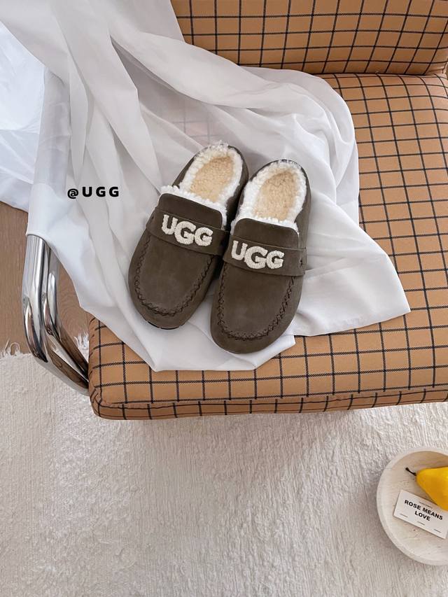 澳洲版刺绣半拖 这双真的是冬天懒人必备一脚蹬的设计太方便了！ 内里羊毛特别厚实 穿上就像被小被窝包住一样 脚丫子秒暖 走出卧室也不怕冷风 油叭叭刺绣半拖 真的太
