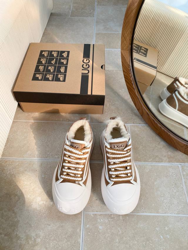 澳洲本土Ugg新款来袭！市面上少有的圆头设计，彰显冬季里的活泼穿搭，二代升级版休闲款，全羊毛保暖，用料扎实！ 鞋面：牛绒＋内里羊毛！ 颜色：黑色，栗色，卡其，灰