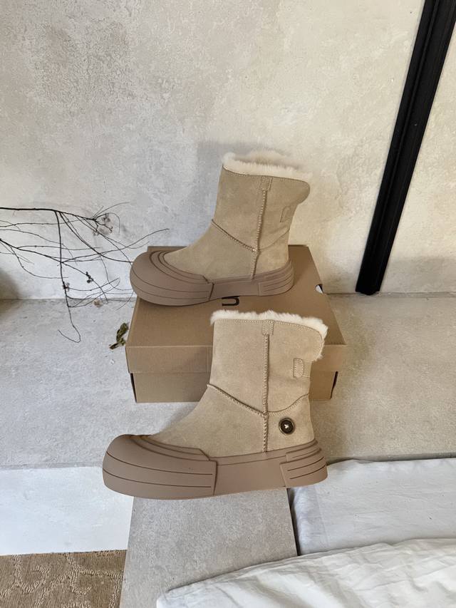 Ugg纽扣马丁 代购级2025秋冬新款英伦风短靴马丁靴 帅气大气又高级 非常耐看百搭！绝对是腿精必备神器。显高显瘦 厚底设计轻松拥有大长腿！ 鞋面：原版牛皮 内