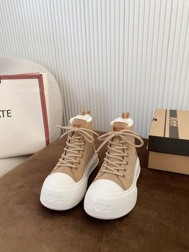 Ugg新款来袭！市面上少有的圆头设计，彰显冬季里的活泼穿搭，鞋面外侧G字母烫钻更是锦上添花，高帮保暖，用料扎实！ 鞋面：牛绒＋内里羊毛！ 颜色：黑色，栗色，卡其