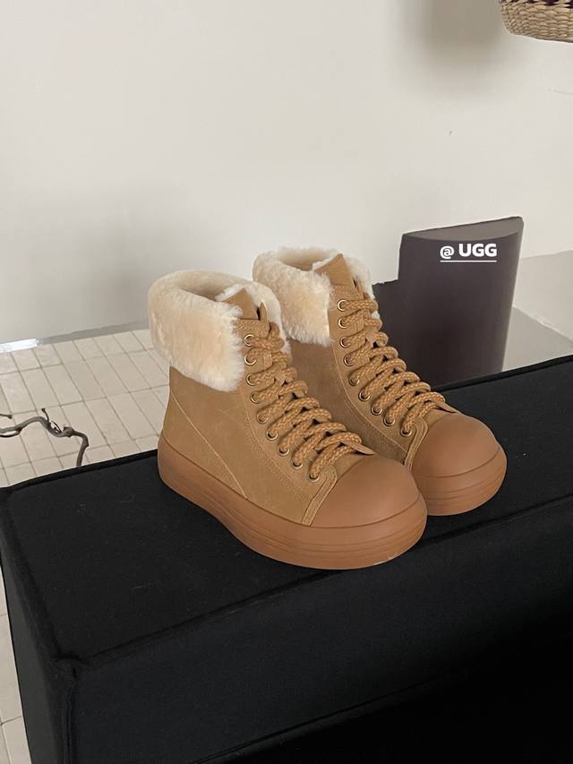 Ugg保命神器来啦 炒鸡机车帅气的一款马丁靴 它是一双非常适合户外穿着的马丁 并且是比较秀气的鞋型 很特别 满Fen推荐入 皮毛一体拼接 Size：35-40