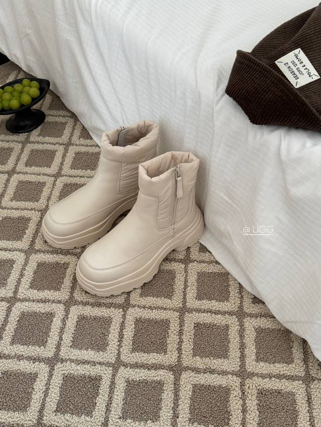 韩系羽绒雪地靴 不妨试试这双超显腿长腿细的羽绒靴 将羽绒概念进行全新演绎 面包一样的质感 鞋面是采用尼龙材质 具备防水防风功能 内里澳洲羊皮毛一体 让你的双脚在