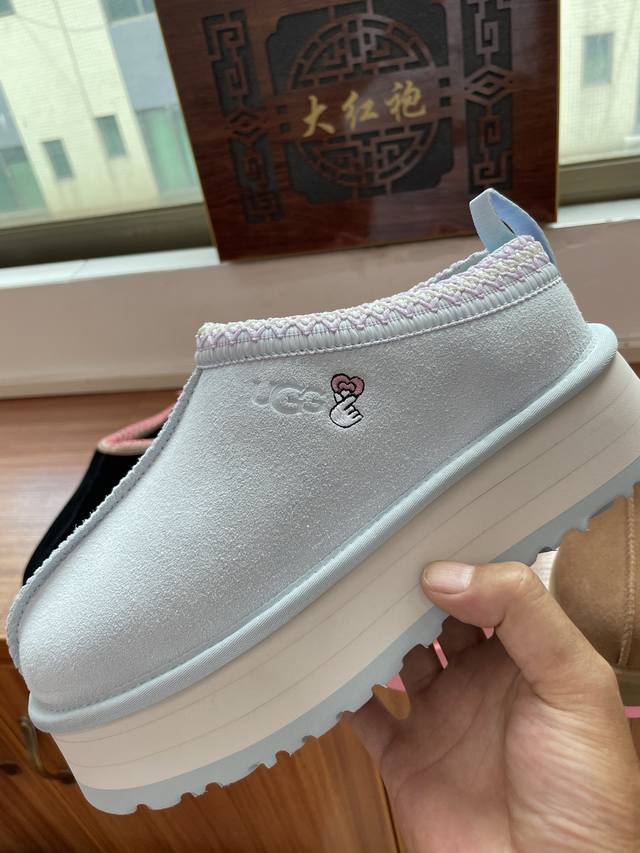 Ugg Tazz油叽叽#秋冬新品塔茨Tazz厚底羊毛 毛拖鞋一脚蹬毛毛鞋雪地靴 新款毛拖采用民族风编织刺绣复古又时髦，超舒适一脚蹬，超多明星在穿，Ins小红书有