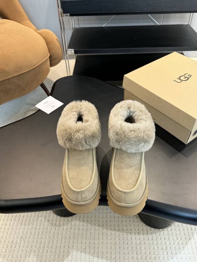 Ugg延续一直爆火的小圆头设计，增加最新防滑搓衣板大底，浓浓密密的翻口毛，百搭，看看我家的头型胆位，历经3个月的多次调试而成。牛皮反绒面，隆丰羊毛里，大底厚度4