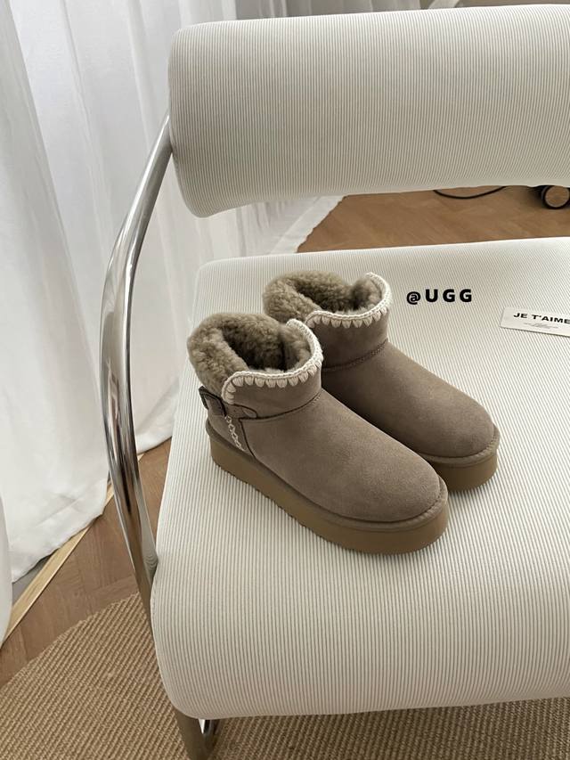 后泰迪毛编织侧扣 浅浅的已经在期待秋冬 冬天是雪地靴的主场 毛茸茸的靴筒包裹住 脚踝，舒适又显高 这个冬天真的不用牺牲温度，踏实的暖呼呼和毫不费力的时髦完全可以