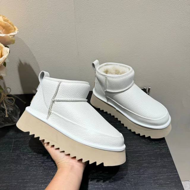 Ugg新款！荔枝纹牛皮面，3.5厘米齿轮大底，加厚羊毛大底， 海外版，黑色，白色 码数：36-41码！