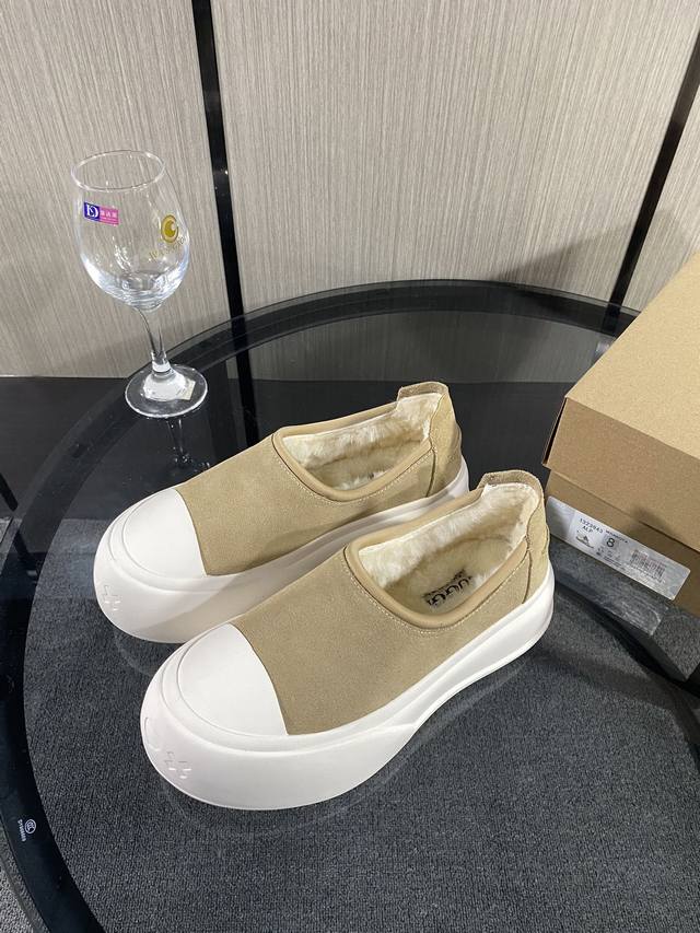 新款雪靴 浅口大头鞋 牛皮面料，小卷包边工艺内增高厚底鞋，更显身材原生羊毛内里，冬天暖暖的过，当下最流行的宽头版型，贝壳头耐磨防滑橡胶鞋底.适合任何穿搭场景，颜