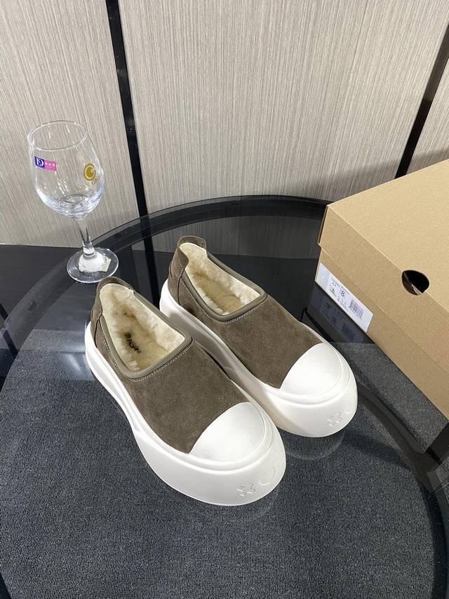 新款雪靴 浅口大头鞋 牛皮面料，小卷包边工艺内增高厚底鞋，更显身材原生羊毛内里，冬天暖暖的过，当下最流行的宽头版型，贝壳头耐磨防滑橡胶鞋底.适合任何穿搭场景，颜