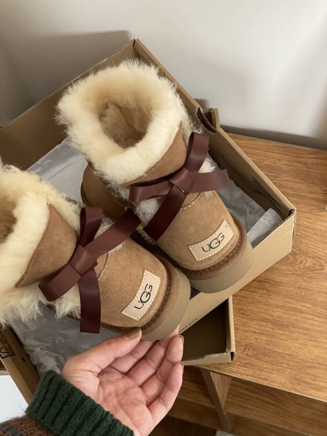 正码 Ugg｜平底单丝带 皮毛一体 鞋面设计，采用隆丰羊皮毛一体，质感细腻。茸暖舒适，无惧严寒。 甜系蝴蝶结，沿鞋筒点缀固定的锻带蝴蝶结，时髦减龄。 鞋底材质，