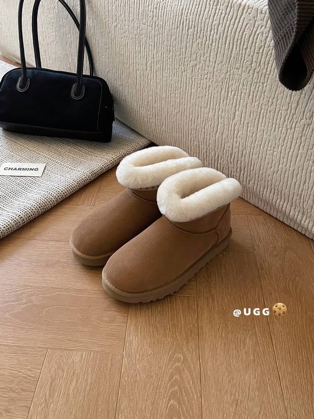 Ugg｜经典迷你 塔斯林款 优质反绒皮面料，搭配内里的羊毛材质，既保证了质感，又能在冬季提供良好的保暖性。短筒款式，简约大方，鞋口的毛绒设计不仅提升了保暖性，还