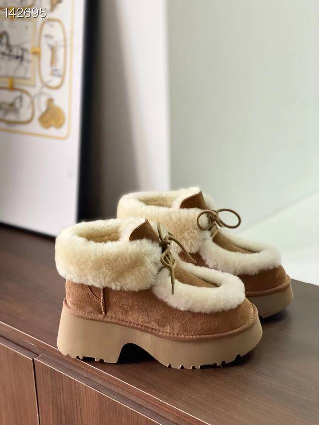 纯原正品澳洲Ugg雪地靴 埃斯米坡跟短靴 溢毛系带款 最近爆火的埃斯米系列，真的太爱了 羊皮毛溢毛，温暖又复古～ 兼具设计感与慵懒感的毛毛短靴，怎么搭都松弛有型