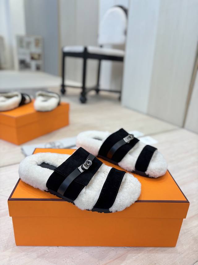 出厂价Pp： Hermes* 爱马仕H家又一款让你完全Hold不住钱包的大爆款，勃肯半包拖毛毛拖鞋 毛毛内里超级舒服的，而且越看越好看，越看越耐看，脚感炸到爆