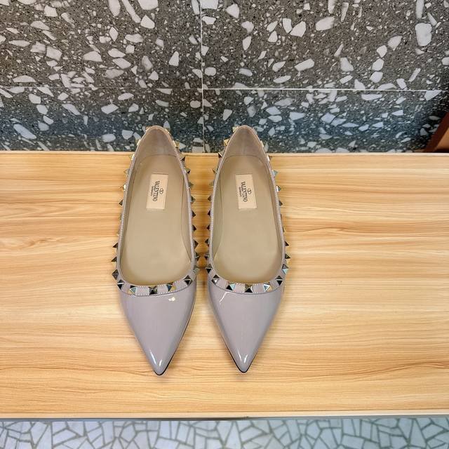 工厂P直销全新调价比质量比价格P 无带橡胶底 元。真皮底350元 有带子橡胶底 .真皮大底 代购级别 Va*Le*Tino 华*天*经典铆钉漆皮尖头凉鞋单鞋系列