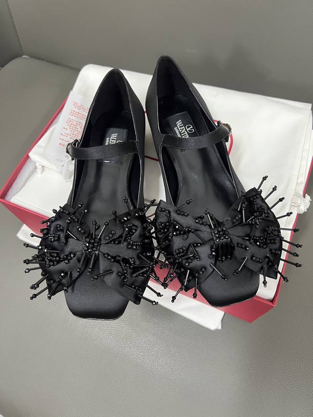 Valentin*新款蝴蝶结玛丽珍单鞋 蝴蝶结元素甜美又减龄 让人眼前一看 简直就是甜美酷酷的完美适配 可盐可甜 鞋面：原版布面 内里：垫脚羊皮 大底： 意大利