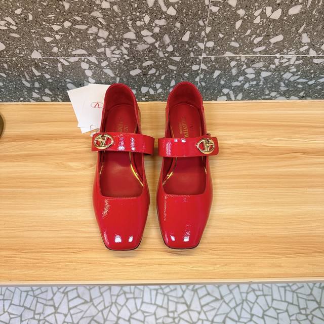 明星最爱穿搭最美华伦Vlogo Locker玛丽珍芭蕾舞鞋，简约鞋型，轻巧柔软，复古又时髦轻松打造多样风格，而且超级百搭，怎么穿都不会错简直是鞋柜里的必备单品柜