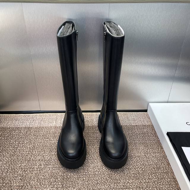 工厂P价P Celine 2025秋冬新款侧拉链机车女长靴 瑟琳字母Logo厚底低跟圆头高筒骑士靴 材质:鞋面定制进口小牛皮+水染牛皮里+原版开模耐磨绒齿轮大底