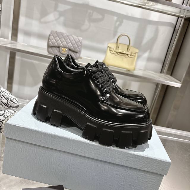 2025 新款Prad经典三角标 系带厚底乐福鞋！ 顶级版 精品品质， 时尚博主明星网红厚爱，复古时髦 前卫的轮齿厚底设计，鞋面进口开边珠，进口羊皮内里，让整双