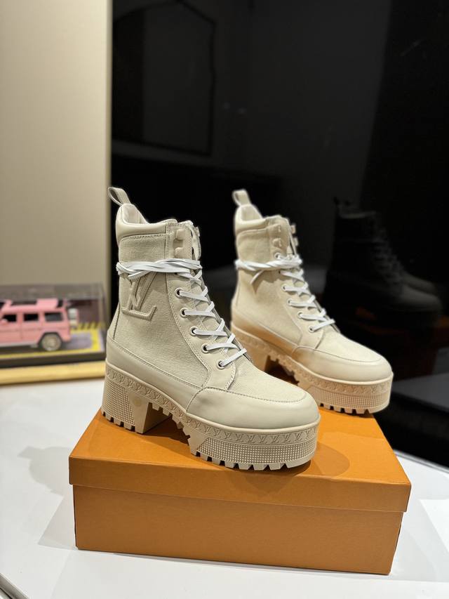 出厂价Pp： 长期有货 Lv 路易威登 221 厚底鞋 专柜同步專櫃新款新色，内腰不断帮 欢迎对比，品牌专用进口老花面料 。完美设计 ，打造最美单品。代购级别！