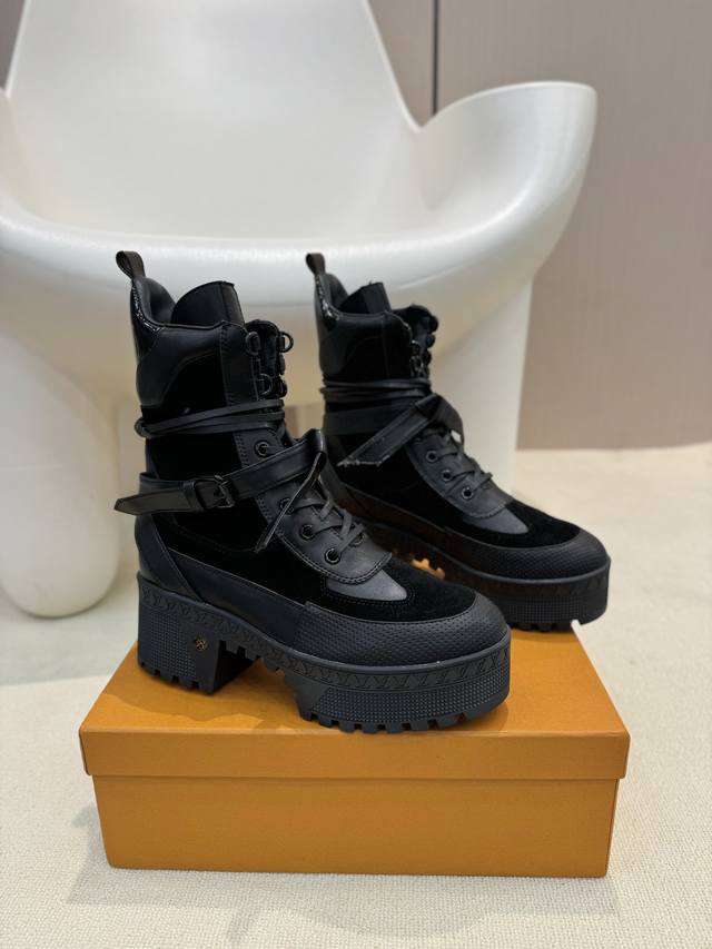 出厂价Pp：扣子 长期有货 Lv 路易威登 221 厚底鞋 专柜同步專櫃新款新色，内腰不断帮 欢迎对比，品牌专用进口老花面料 。完美设计 ，打造最美单品。代购级