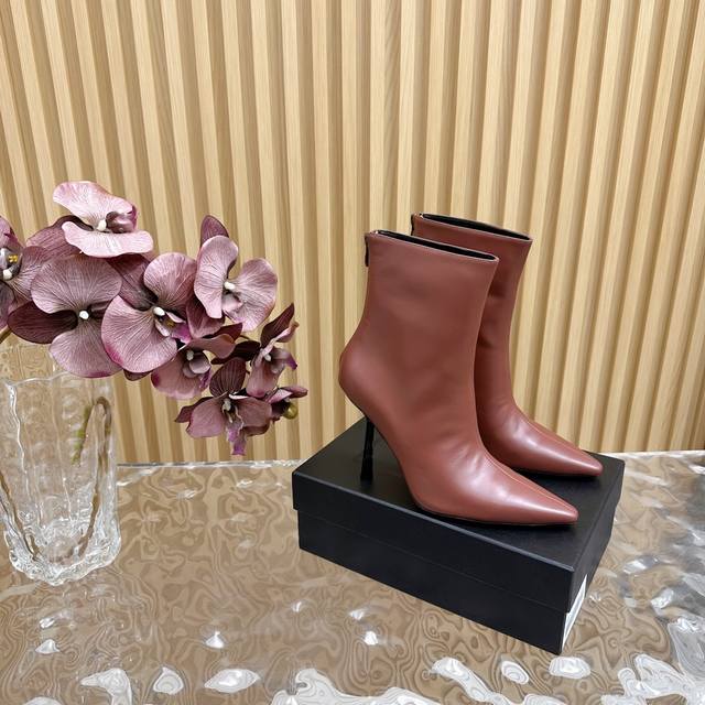 独家新款上架 Ysl 圣罗兰 Ss 尖头短靴 高跟新品 走秀款短靴 全新春夏系列后带方扣高跟凉鞋 ！ 尖头高跟拖鞋淡淡的夏日里怎么少得了一双仙女鞋 各种小裙子搭