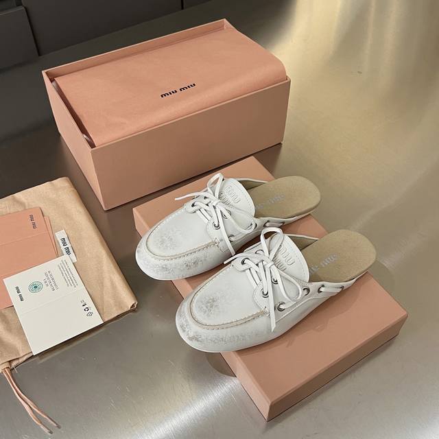 出厂价Pp： Miumiu 2025夏季走秀新款 复古擦色蝴蝶结穆勒拖鞋 通勤 时尚 舒适 百搭 鞋面采用定制复古擦色头层牛皮复古做旧擦色工艺，使整双鞋都透露着