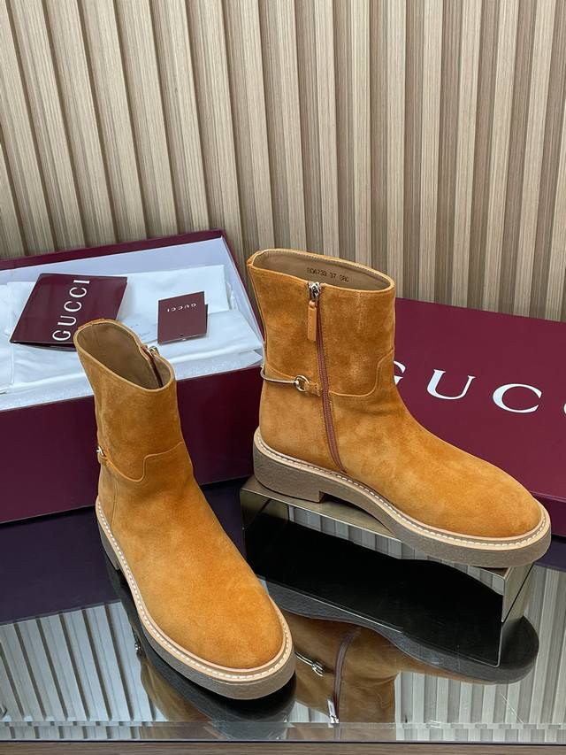 2025古奇 Gucci 秋冬修长造型马衔扣马术裸靴 走秀款切尔西靴顶级代购级 年底冲量底价 进口丝光绒短靴重工艺所有制作整个做工与原版一致！ 这款靴子甄选进口