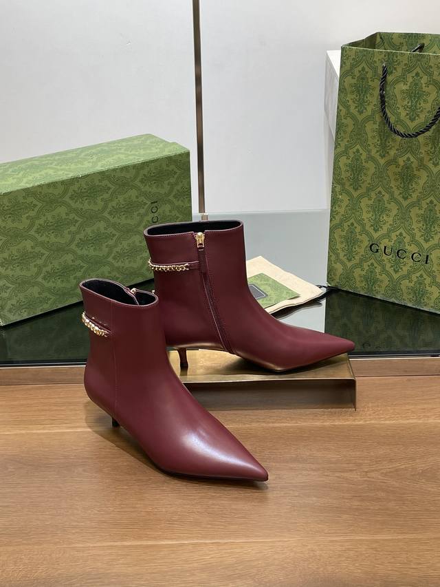 G家新款Gucc字母扣L O G O链条中跟短靴尖头及踝靴裸靴 出厂价P 顶级版本、欢迎比对. 原版1:1复刻 注意市面通货内里很多都不对版哦请认准咱家正品保证
