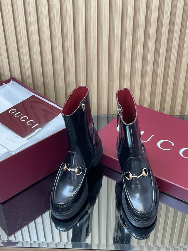 2025古奇秋冬最新Gucci 沟纹小蜜蜂底马衔扣厚底踝靴 切尔西靴代购级别 高端精品尖货 这款短靴匠心融蕴靴子和软帮鞋设计中的时尚元素，配以轻质发泡橡胶沟纹小
