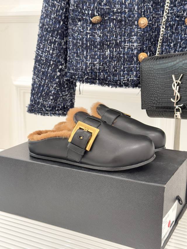 厂价 Balmain｜巴尔曼 25Wf新品皮带扣包头半拖毛拖 这双毛拖以颠覆性设计 重新定义秋冬休闲格调。 标志性金属皮带扣横贯鞋身 利落线条与闪耀光泽碰撞出强