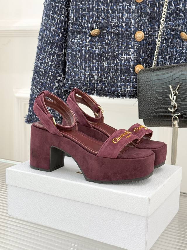 厂价 Dior 迪奥25Wf新品字母一字带 防水台粗跟凉鞋 利落的一字带设计贯穿鞋身 醒目的金属质感Dior字母标识 以极简线条勾勒品牌辨识度 让经典Logo成