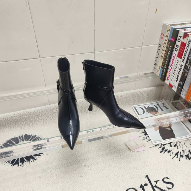 顶级版本 Jimmy Choo Aren Ankle Boot 65 系列踝靴，小牛皮拼抛光牛皮材质，尽显现代时髦品味。尖头造型，雕塑感鞋跟，再配以精美珍珠吊饰