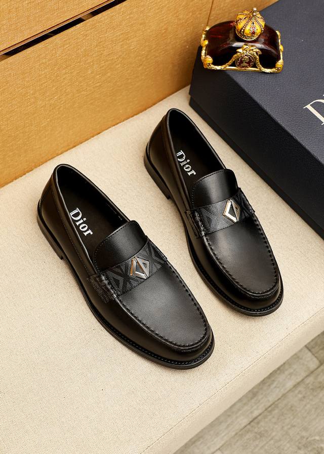 商品商标：Dior 迪奥 休闲皮鞋 正码码数: 38-44 45订做 商品材料：精选 意大利进口头层小牛皮鞋面+经典五金扣，进口水染牛皮内里。强烈立体视觉效果，