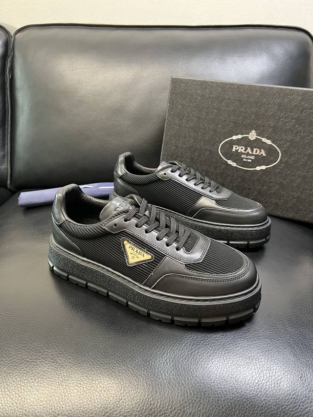 Prada 高品质 顶级工艺品，普拉达 专柜同步，原厂配置意大利进口牛皮拼布面料，进口牛皮内里垫，透气舒适，鞋底：原厂特供原版底，原厂跟单货 高品质 欢迎对比，