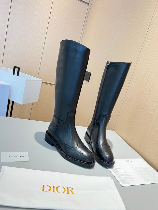 Dior 迪奥 Ss复古英伦风布洛克新款骑士靴 萱型百搭瘦脚Yyds.造型立体饱满，帅气十足 上脚舒适 一款非常复古风、气场十足单品、设计风格非常新颖 细节完美