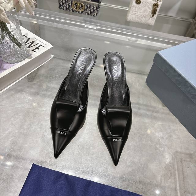 高版本出厂 Prada* 普拉达25Ss春夏新品玛丽珍尖头高跟鞋时装鞋 原版购入1:1开发，细节完美，上脚舒适可任意配搭春夏的美饰服丽，精耐致看 鞋面：原版开边