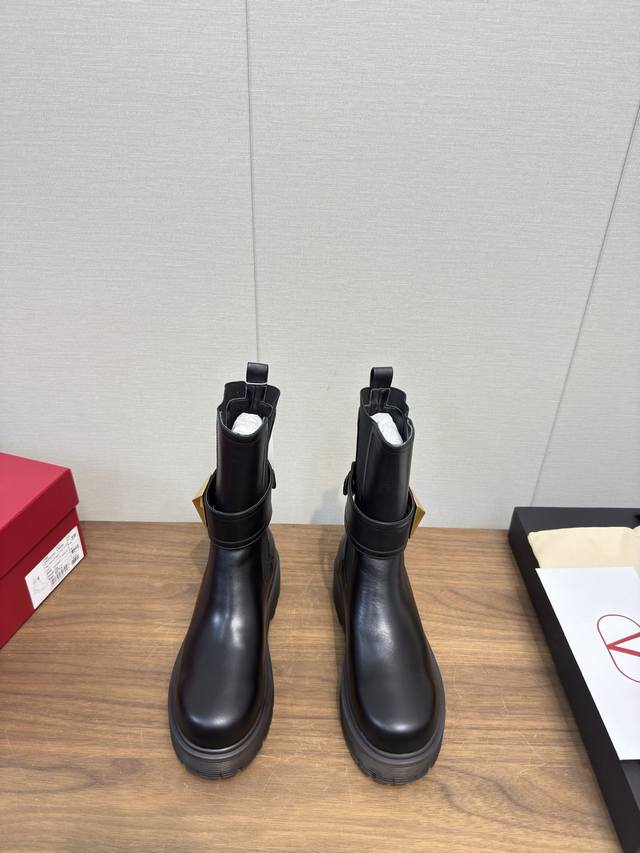 华伦天奴V扣切尔西短靴 经典的华伦天奴马钉靴也太好看了 特别有质感的五金衬托出满满的高级感， 上脚后惊呆的美超级显脚瘦！ 新一季不负期待！值得入手 绝对感性，优