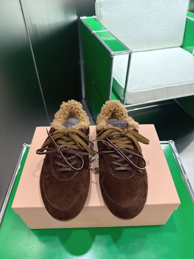 K018Miu Miu 缪缪 新款德训鞋毛里 颜值担当火爆款不得不入的一款 简约高级 随意搭配上脚非常舒适，年度必入款！ 最新走秀款运动小白鞋国内外博主刷爆的一