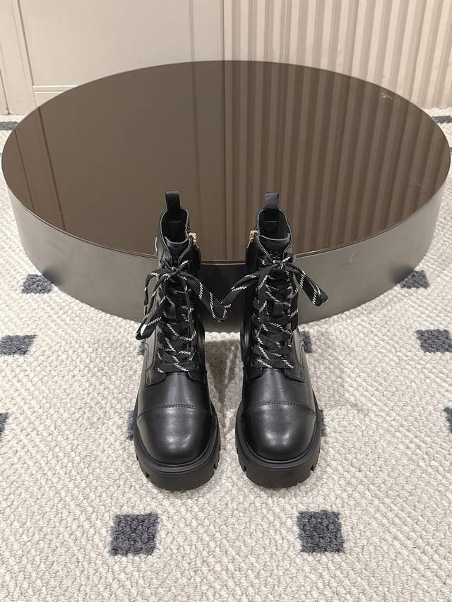 牛反绒 。牛皮面 。码数35-40 41定做 Prada 2025 新款系带厚底靴惊艳亮相，直接美出新高度！ 5Cm的厚底设计，不仅悄咪咪帮你拉长腿部线条，营造