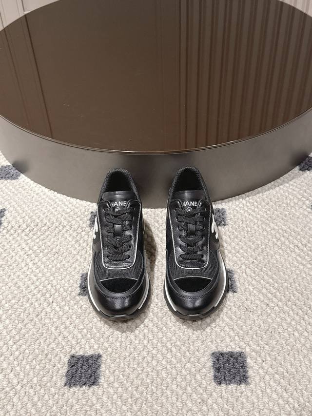 码数35-40。 小香2025高跟运动鞋，经典的黑白配色，延续了香奈儿一贯的优雅与简约，怎么搭都不会出错；少女心满满的粉色款， 温柔又吸睛，为整体造型增添了一抹